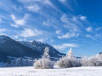 Traumhafte Winterlandschaft und skurrile Wolken am Himmel